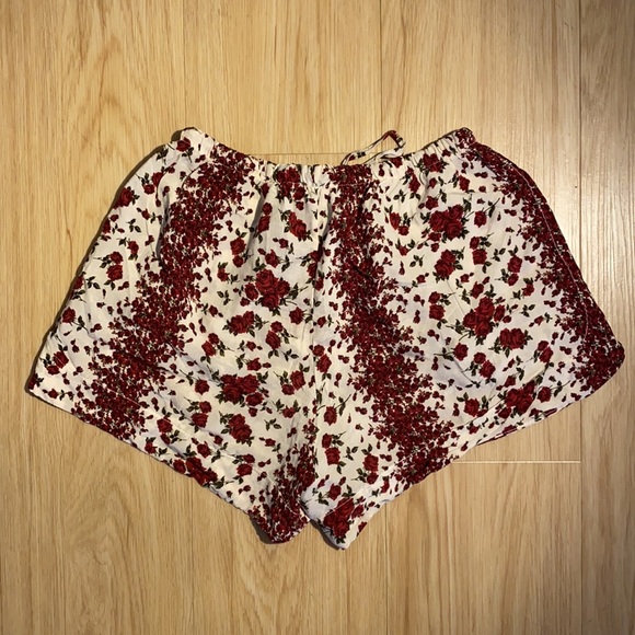 Light flowy pattern shorts - Picture 3 of 4